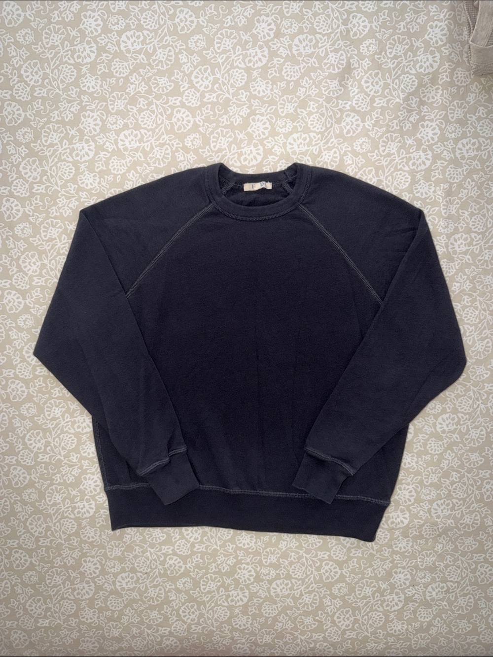 Leallo Women’s Classic Crewneck Sweatshirt